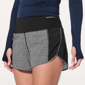 Lululemon Real Quick Short Size 4 in Monochromic Black